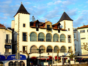 Картинка города здания дома saint jean de luz