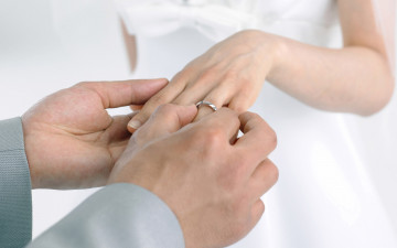 Картинка разное руки кольцо свадьба