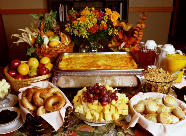 Обои картинки фото еда, разное, изобилие, корзины, цветы, яблоки, выпечка, бублики, стаканы, сок, кексы, сыр, виноград