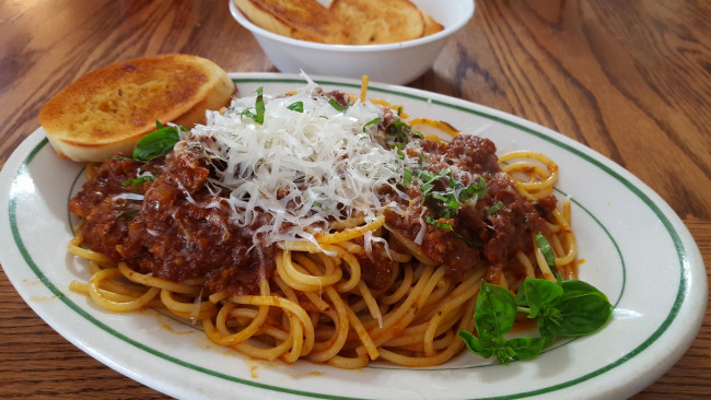 Обои картинки фото еда, макаронные блюда, овощи, соус, спагети