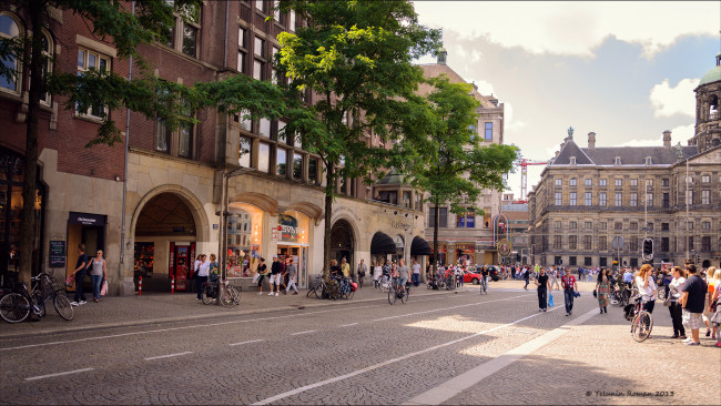 Обои картинки фото города, амстердам , нидерланды, окна, город, свет, солнце, фото, архитектура, тень, витрина, люди, центр, жизнь, amsterdam, тротуар, места, лнто, велосипед, holland