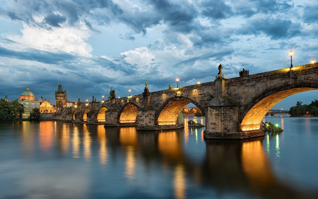 Обои картинки фото города, прага , Чехия, облака, вечер, река, мост, огни