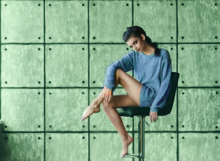 Картинка девушки -+брюнетки +шатенки девушка стул свитер ножки