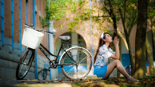 Обои картинки фото девушки, - азиатки, велосипед, азиатка, поза, жест