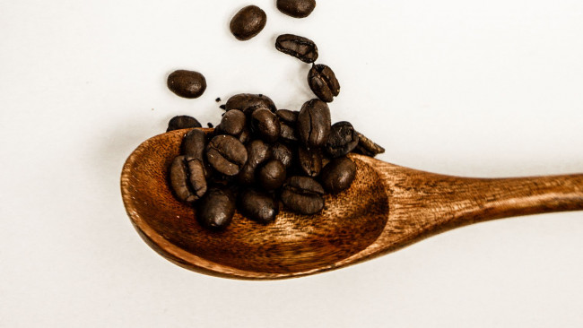 Обои картинки фото кофе, еда,  кофейные зёрна, ложка, зерна