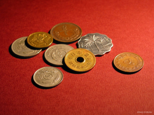 Обои картинки фото money, разное, золото, купюры, монеты, деньги, гравюра, отверстие