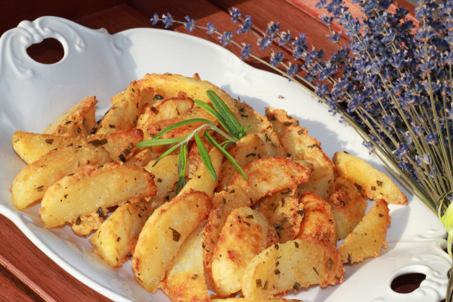 Обои картинки фото автор, varvarra, еда, картофель, розмарин, букет, лаванды, ломтики, картофеля