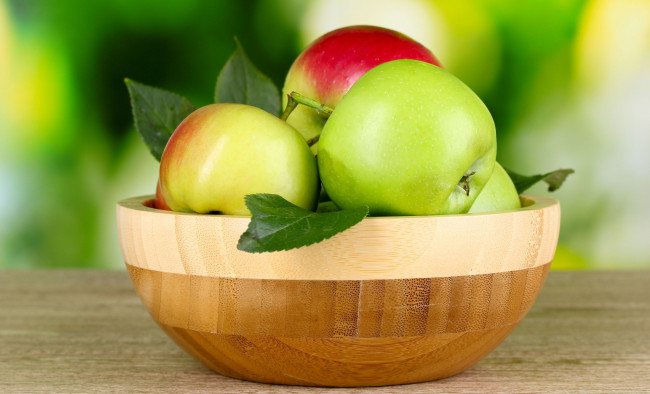 Обои картинки фото еда, Яблоки, листья, фрукты, зеленые