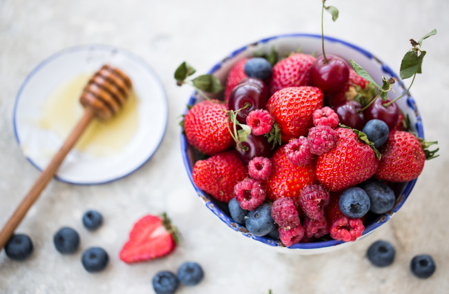Обои картинки фото еда, фрукты, ягоды, мед, вишня, голубика, клубника, малина