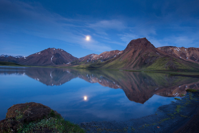 Обои картинки фото природа, реки, озера, отражение, луна, сумерки, вечер, исландия, горы, озеро
