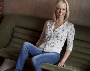 Картинка sarah+manners девушки диван кофта сара меннерс джинсы улыбка блондинка