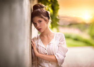 Картинка девушки -unsort+ брюнетки +шатенки шатенка девушка стена блузка взгляд