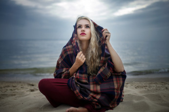 Картинка девушки -unsort+ блондинки берег плед брюки девушка олег волошин oleg volosuhin песок взгляд блондинка