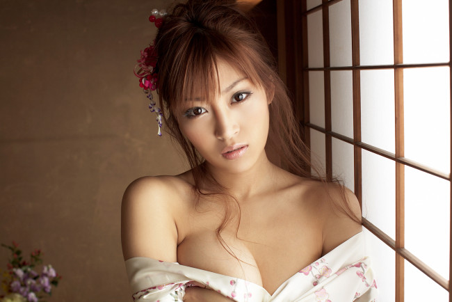 Обои картинки фото kirara asuka, девушки, грудь, кимоно, украшения, японка, декольте