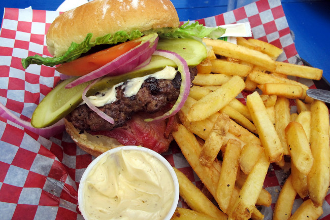 Обои картинки фото еда, бутерброды,  гамбургеры,  канапе, соус, фри, картофель, гамбургер
