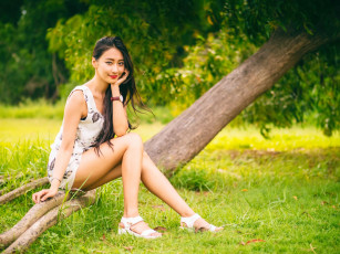Картинка девушки -unsort+ азиатки женщины на открытом воздухе модель брюнетка сандалии деревья красная помада улыбаясь часы сидя платье глядя зрителя