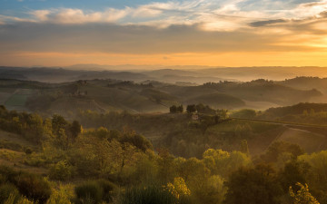 Картинка природа пейзажи дымка италия простор утро даль поля растительность холмы туман деревья облака небо провинция тоскана луга кусты
