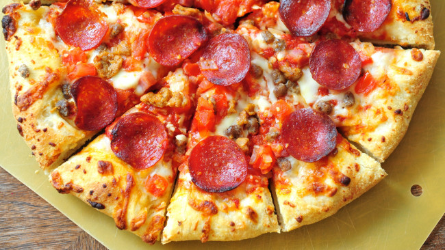 Обои картинки фото еда, пицца, сыр, колбаса