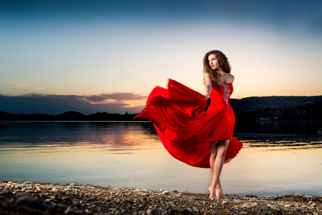 Обои картинки фото девушки, -unsort , рыжеволосые и другие, озеро, берег, платье, рыжая