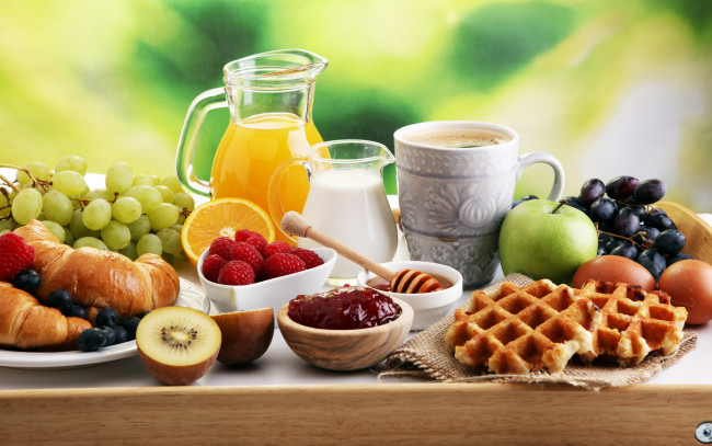 Обои картинки фото еда, разное, виноград, малина, яблоко, киви, яйца, джем, мед, сок, молоко, кофе, круассан