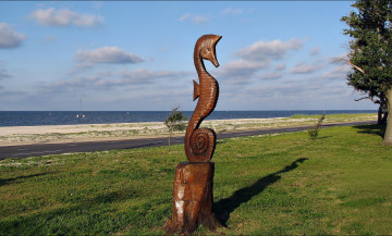 Картинка разное рельефы статуи музейные экспонаты море трава