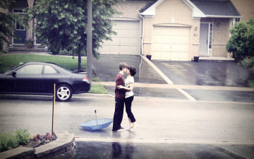 обоя разное, мужчина женщина, дождь, улица, дорога, зонт, поцелуй