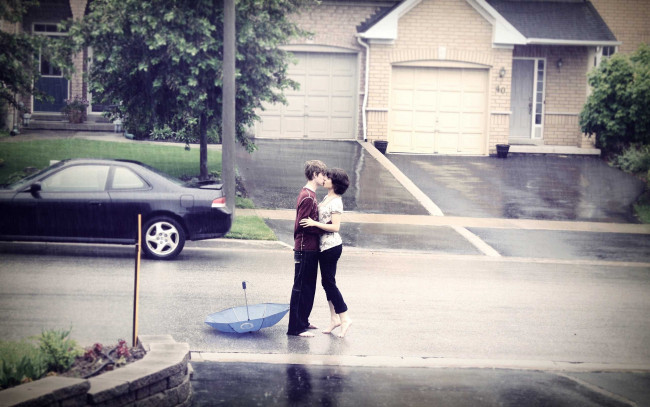 Обои картинки фото разное, мужчина женщина, дождь, улица, дорога, зонт, поцелуй