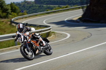 Картинка мотоциклы ktm мотоцикл moto 390 duke 2013 скорость движение