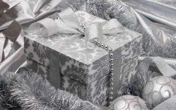 Картинка праздничные подарки коробочки коробка бант мишура бусы шарики