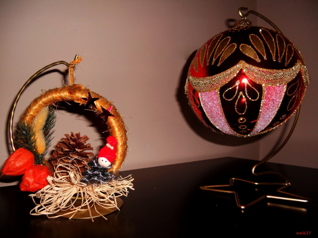 Обои картинки фото праздничные, украшения, шар, новогодняя, композиция