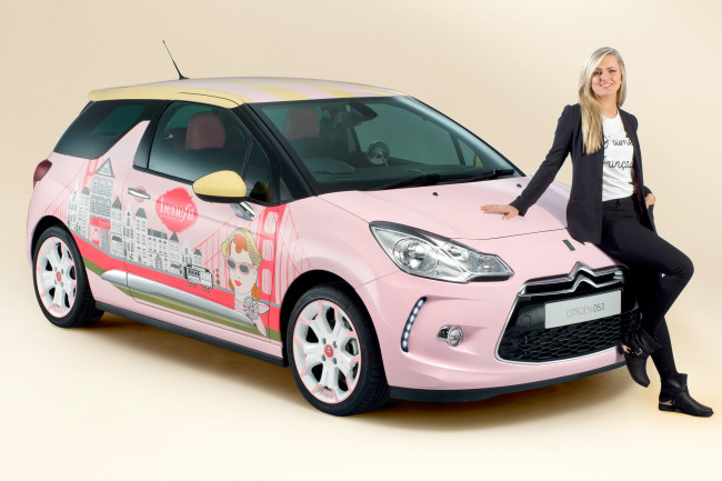 Обои картинки фото 2013 citroen ds3 , benefit cosmetics, автомобили, авто с девушками, девушка, тюнинг, benefit, cosmetics, citroen