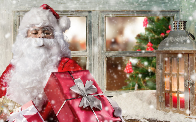 Обои картинки фото праздничные, дед мороз,  санта клаус, подарок, санта, клаус, фонарь, окно