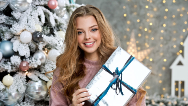Обои картинки фото девушки, - блондинки,  светловолосые, елка, праздник, подарок