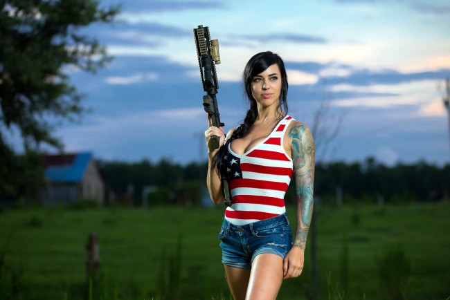 Обои картинки фото девушки, - девушки с оружием, шорты, тату