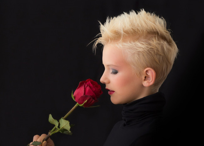 Обои картинки фото девушки, - лица,  портреты, профиль, блондинка, стрижка, роза