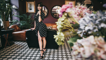 Картинка девушки -+брюнетки +шатенки горошек антон харисов растения палец на губах высокие каблуки зеркало диван черное платье часы цветы брюнетка