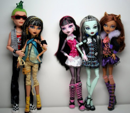 Картинка разное bratz куклы monster high