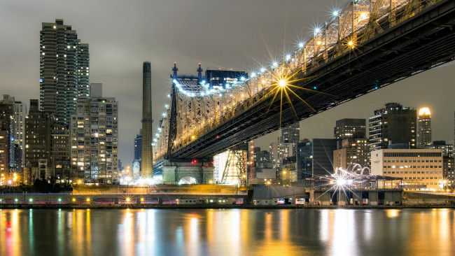 Обои картинки фото города, мосты, мост, река, огни, город, ночь, queensboro bridge, new york city