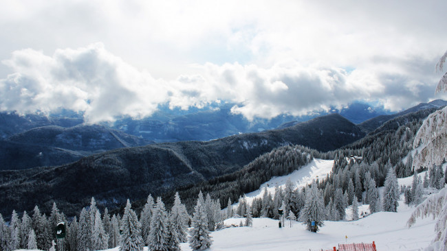 Обои картинки фото природа, зима, снег, панорама, облака, лес, горы