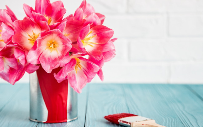 Обои картинки фото цветы, тюльпаны, розовые, кисть, краска, банка, букет, стол