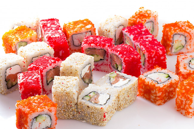 Обои картинки фото еда, рыба,  морепродукты,  суши,  роллы, японская, икра, кухня, роллы, ассорти