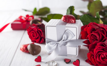 Картинка праздничные подарки+и+коробочки розы подарок