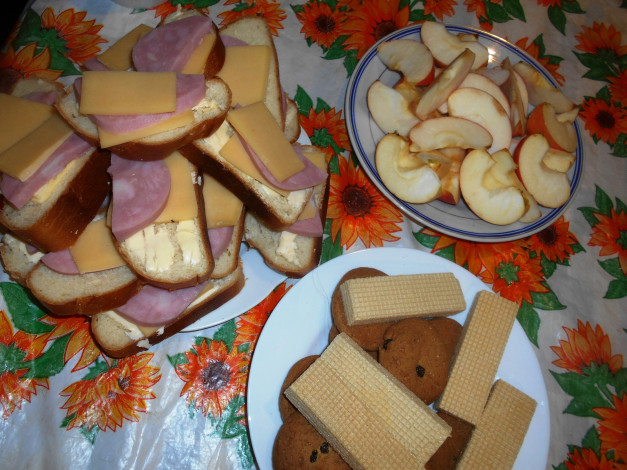 Обои картинки фото еда, бутерброды,  гамбургеры,  канапе, печенье, яблоки, вафли, сыр, хлеб, колбаса