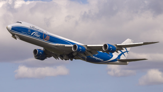 Обои картинки фото airbridgecargo boeing 747-800, авиация, грузовые самолёты, авиалайнер