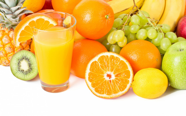Обои картинки фото еда, напитки,  сок, бананы, виноград, сок, киви, апельсины, яблоки, лимон, стакан