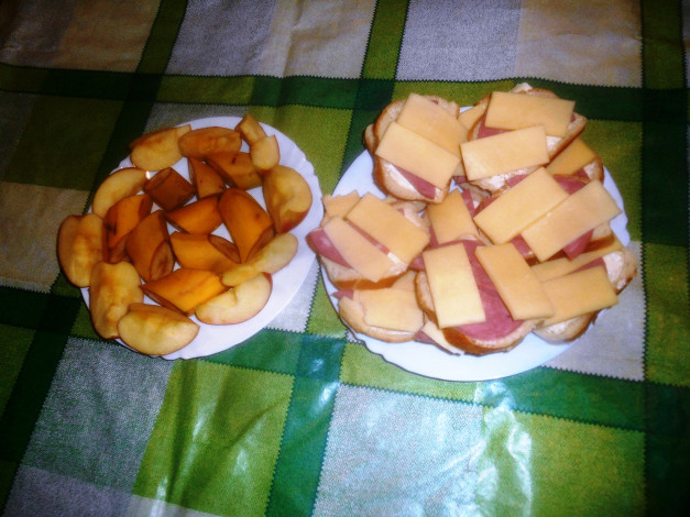 Обои картинки фото еда, бутерброды,  гамбургеры,  канапе, яблоки, бананы, колбаса, сыр, хлеб