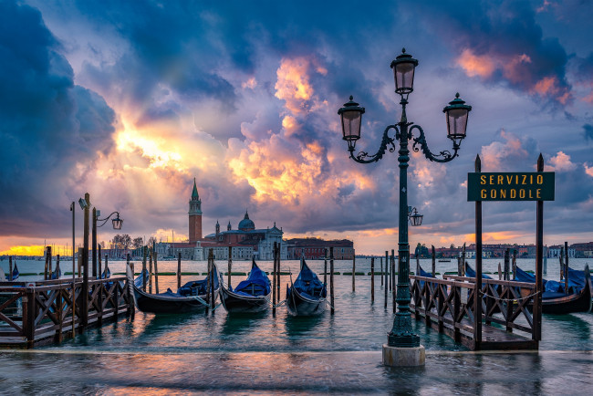Обои картинки фото города, венеция , италия, город, небо, венеция, побережье, причал, гондолы