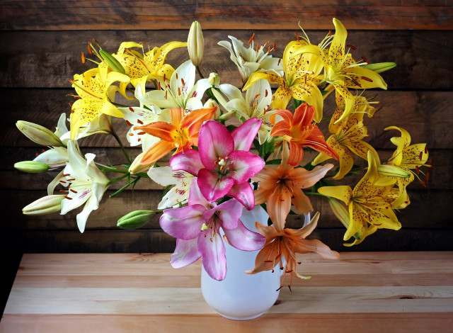Обои картинки фото цветы, лилии,  лилейники, ваза, разноцветные, букет