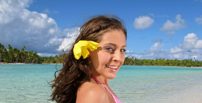 Обои картинки фото девушки, gracie glam, тропики, пальмы, улыбка, цветок