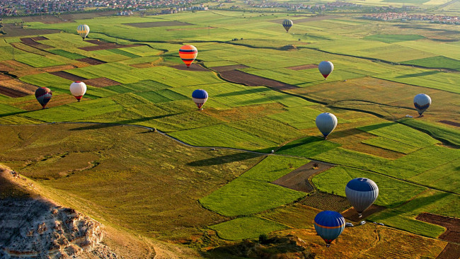 Обои картинки фото авиация, воздушные шары дирижабли, поля, воздушные, шары, полет